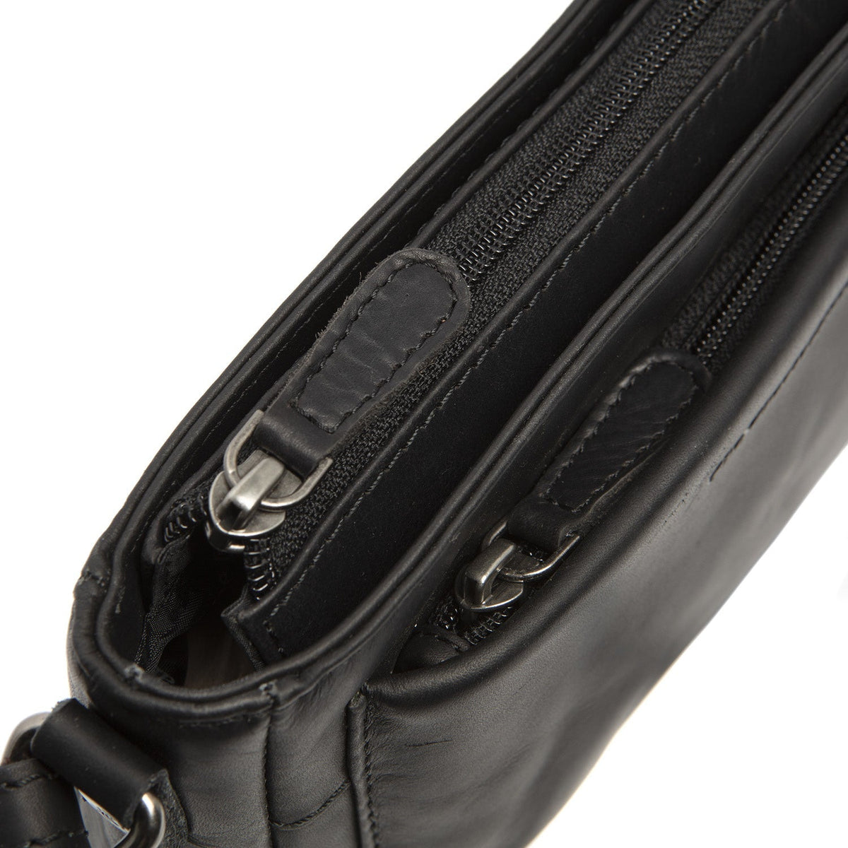 
Solid Antique Brass Hardware & Heavy-Duty Dual Zipper Detail on Southampton Шкіряна сумка через плече