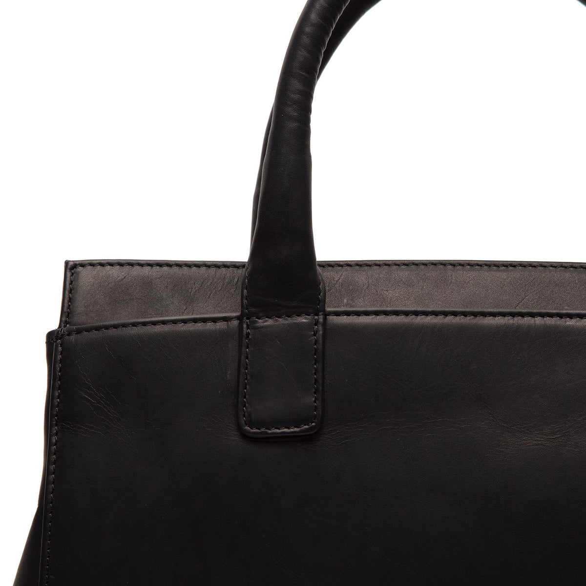 Крупний план деталей of Classic Collar & Heavy-Duty Zipper Hardware on Garda Full-Grain Leather Handbag
