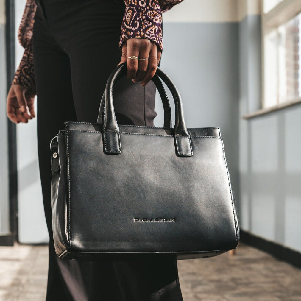 Classic 100% Full-Grain leather Goods - Вигляд ззаду з ідеальною посадкою по плечах та рівним подолом