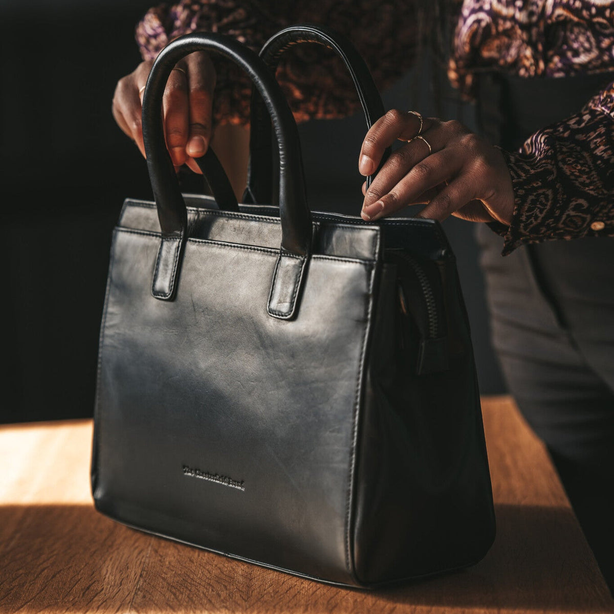 Garda Full-Grain Leather Handbag - Вигляд збоку з ергономічним кроєм рукава