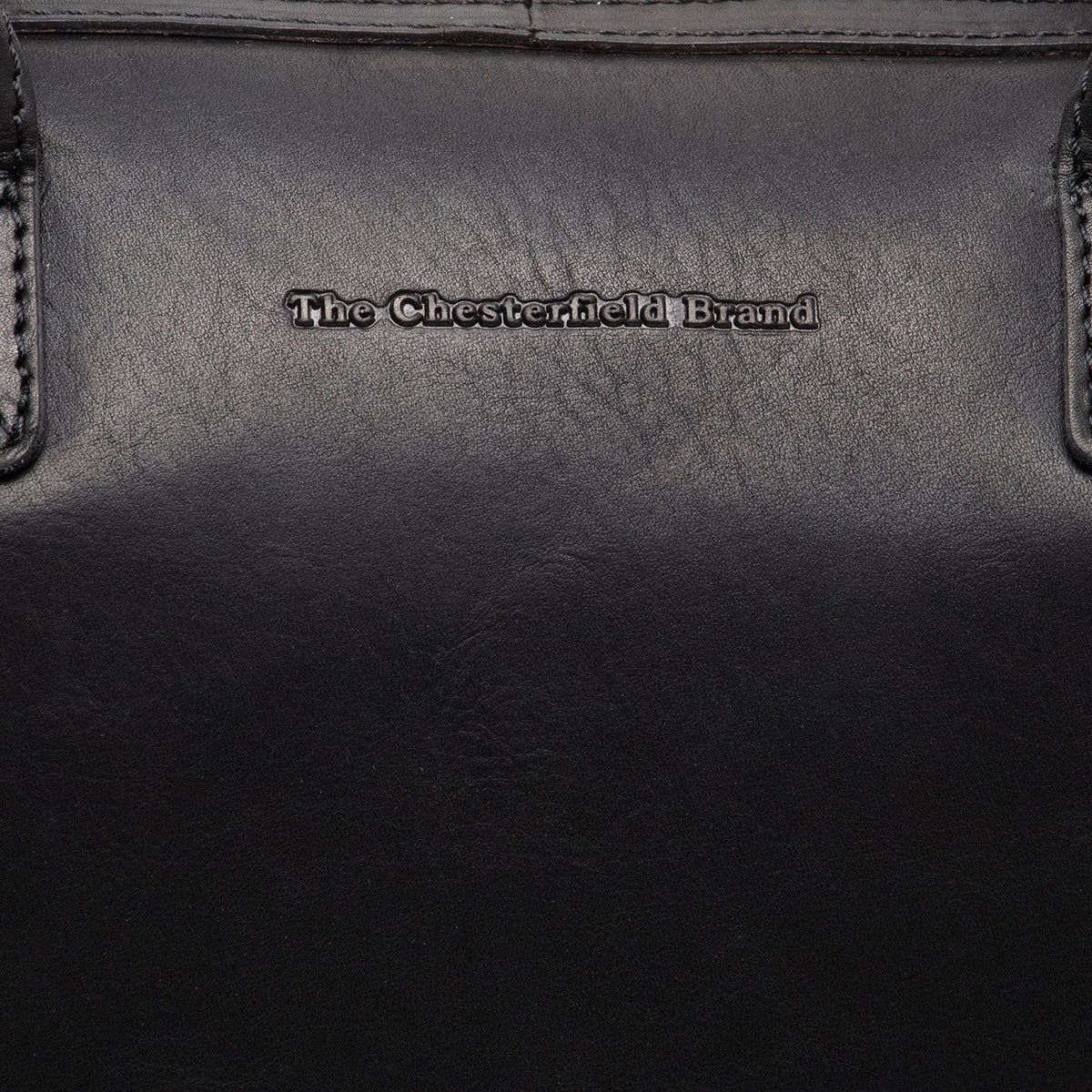 
Крупний план деталей of Classic Collar & Heavy-Duty Zipper Hardware on Langton Шкіряна сумка