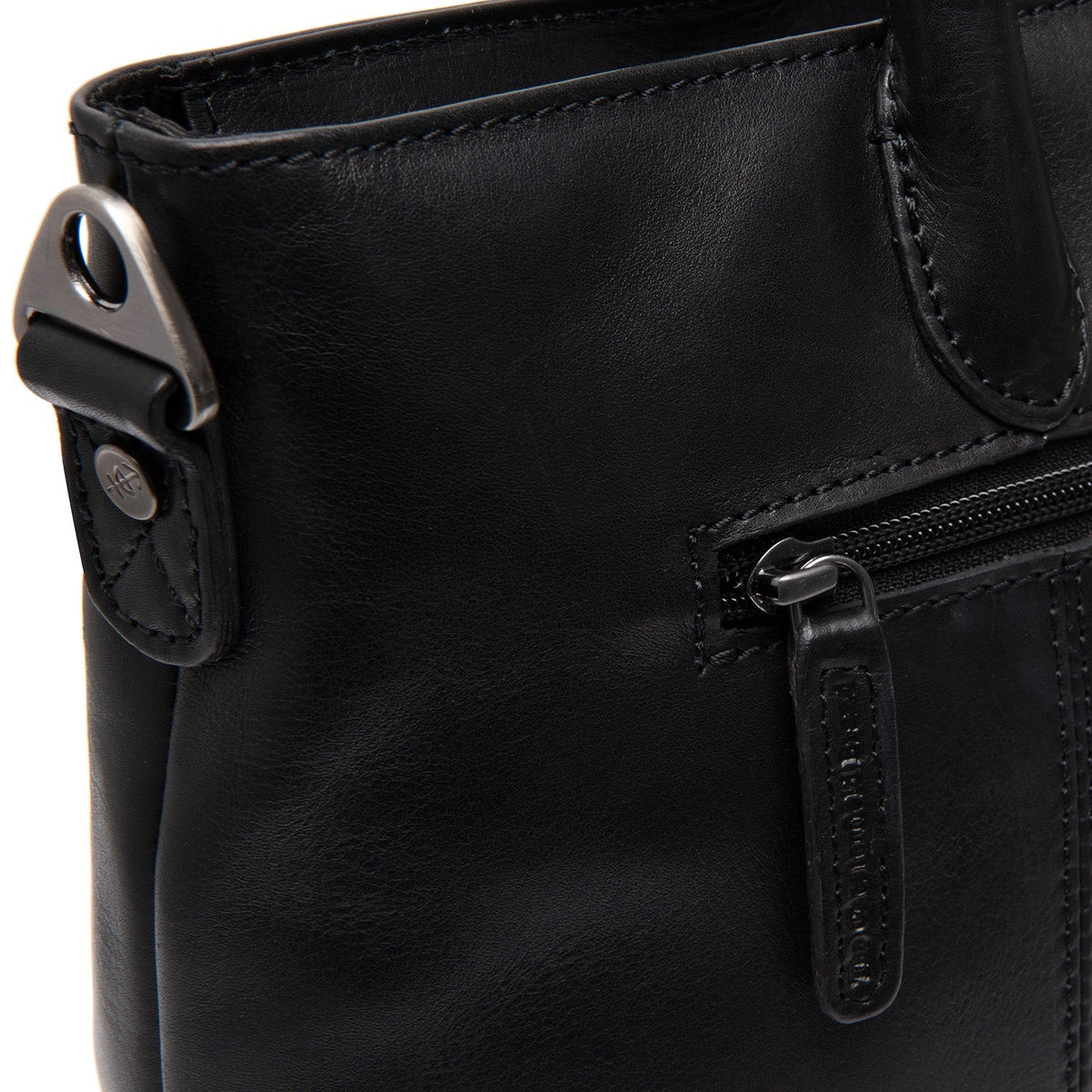
Крупний план деталей of Classic Collar & Heavy-Duty Zipper Hardware on Pergamino Шкіряна сумка