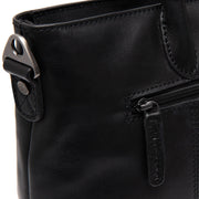 
Крупний план деталей of Classic Collar & Heavy-Duty Zipper Hardware on Pergamino Шкіряна сумка