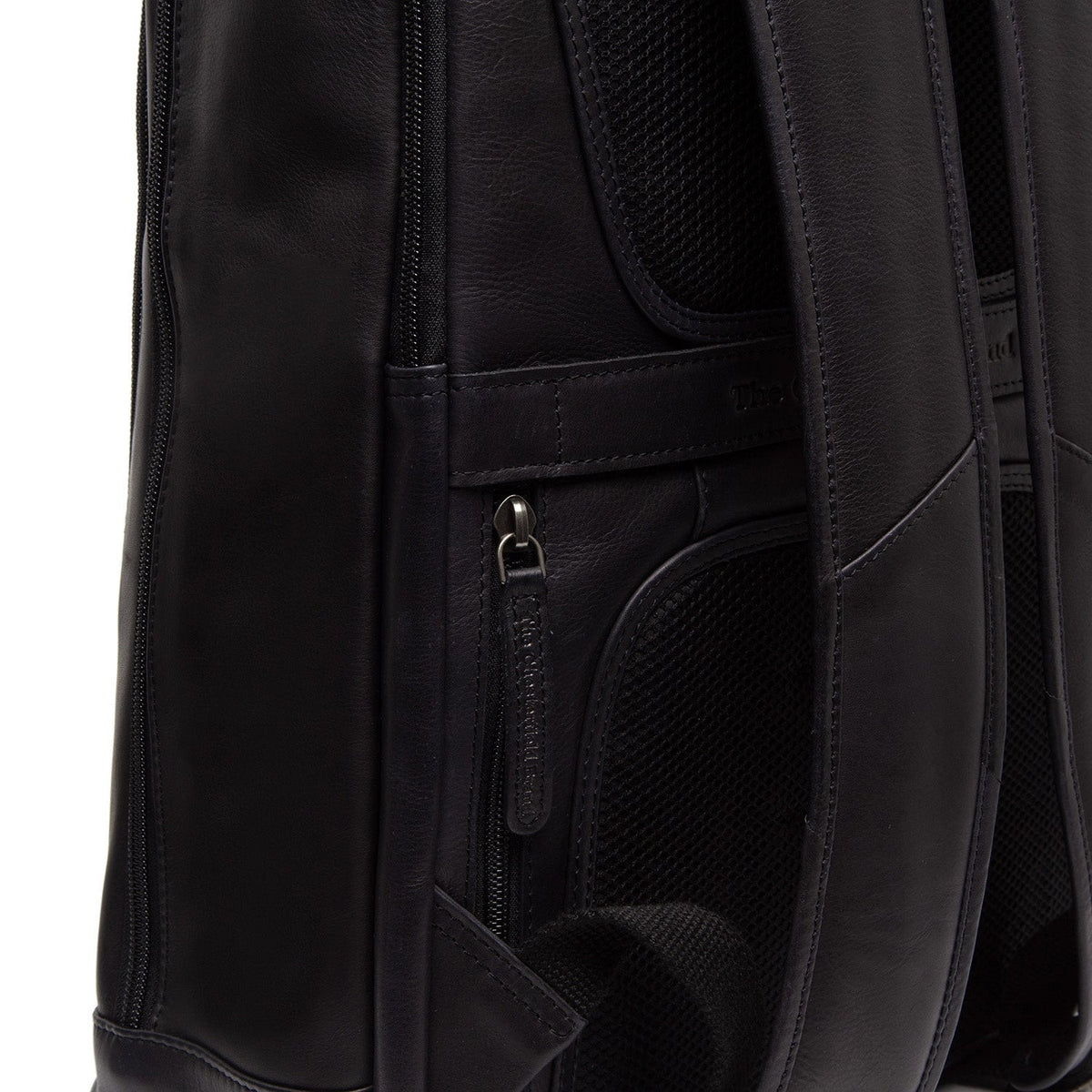 
Solid Antique Brass Hardware & Heavy-Duty Dual Zipper Detail on Detroit Шкіряний рюкзак для ноутбука