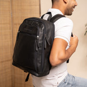 
Classic 100% Full-Grain leather Backpack - Вигляд ззаду з посиленими шкіряними ременями та прострочкою