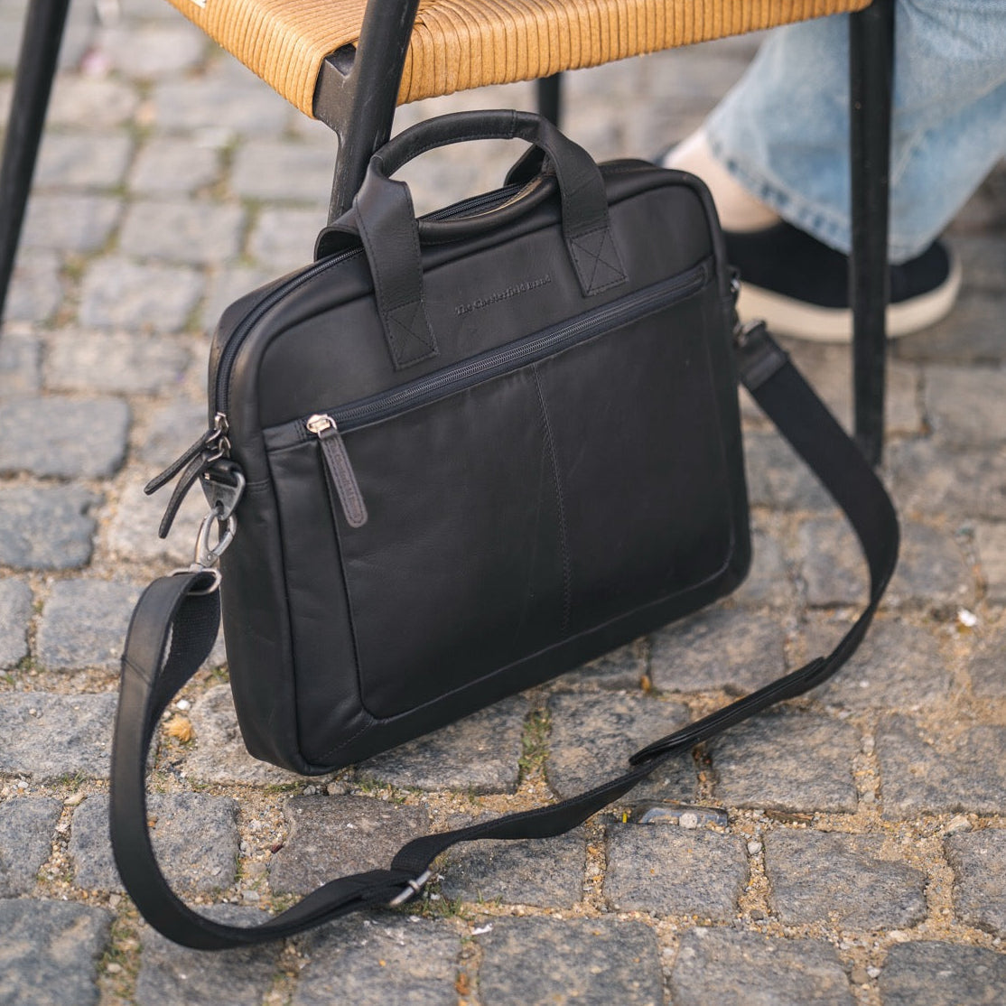 
Classic 100% Full-Grain leather Briefcase - Вигляд ззаду з посиленими шкіряними ременями та прострочкою