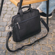 
Classic 100% Full-Grain leather Briefcase - Вигляд ззаду з посиленими шкіряними ременями та прострочкою