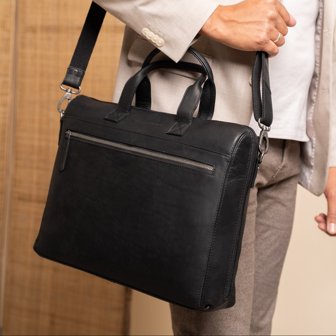 
Classic 100% Full-Grain leather Briefcase - Вигляд ззаду з посиленими шкіряними ременями та прострочкою