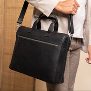 
Classic 100% Full-Grain leather Briefcase - Вигляд ззаду з посиленими шкіряними ременями та прострочкою