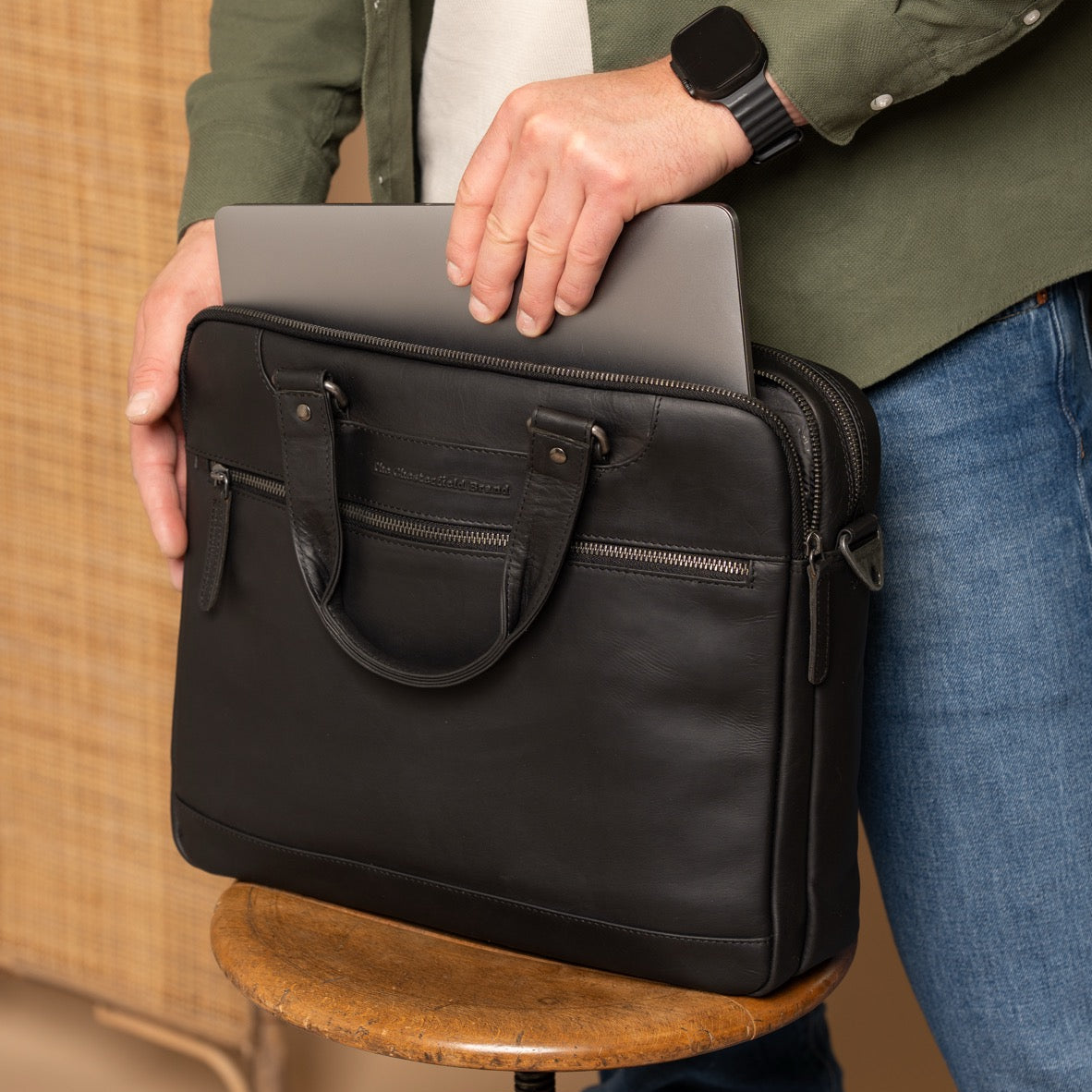 
Classic 100% Full-Grain leather Briefcase - Вигляд ззаду з посиленими шкіряними ременями та прострочкою