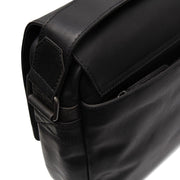 
Solid Antique Brass Hardware & Heavy-Duty Dual Zipper Detail on Richard Шкіряна сумка для ноутбука