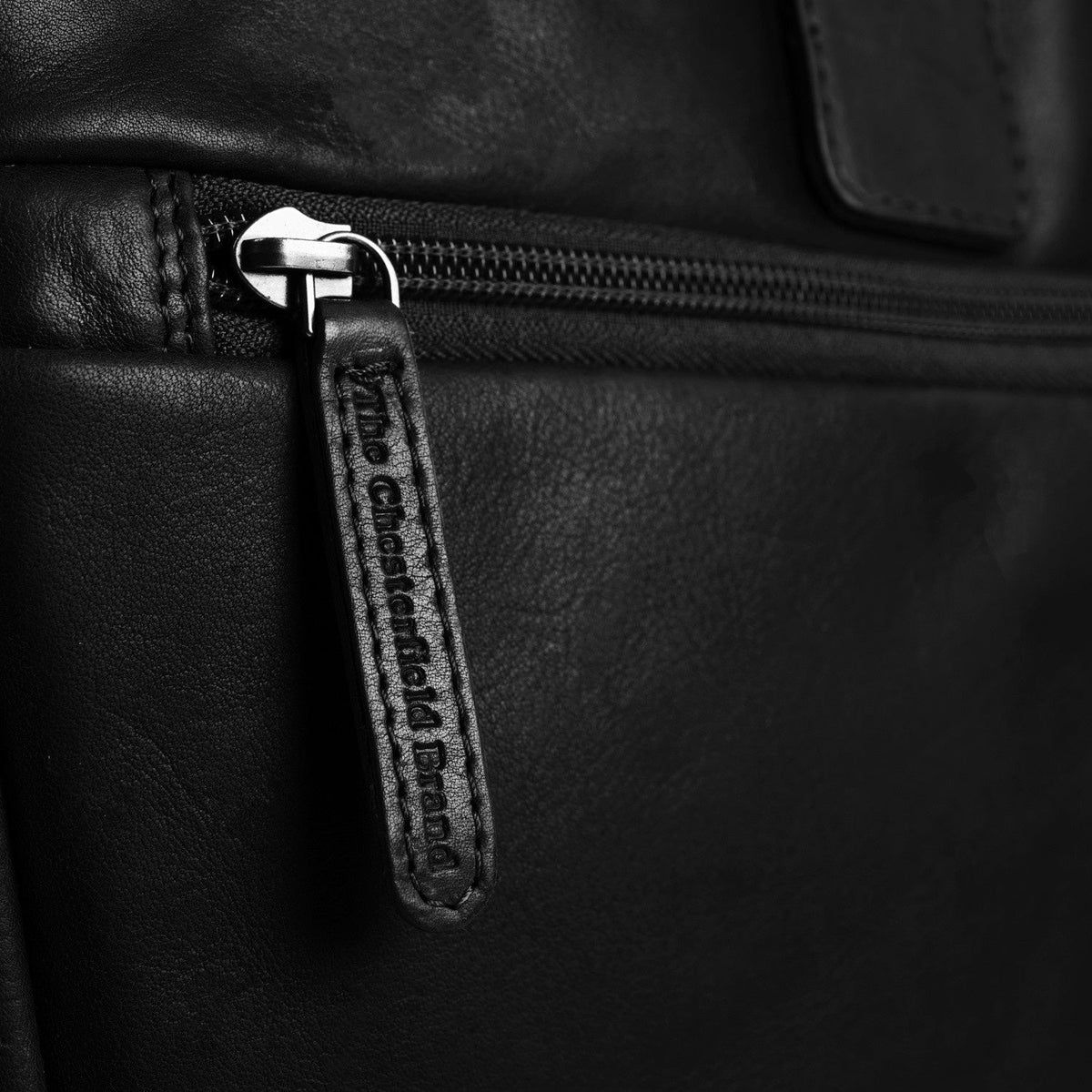 
Вигляд підкладки Showing Dedicated Padded Laptop Sleeve & Multi-Compartment Organization
