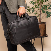 
Classic 100% Full-Grain leather Briefcase - Вигляд ззаду з посиленими шкіряними ременями та прострочкою