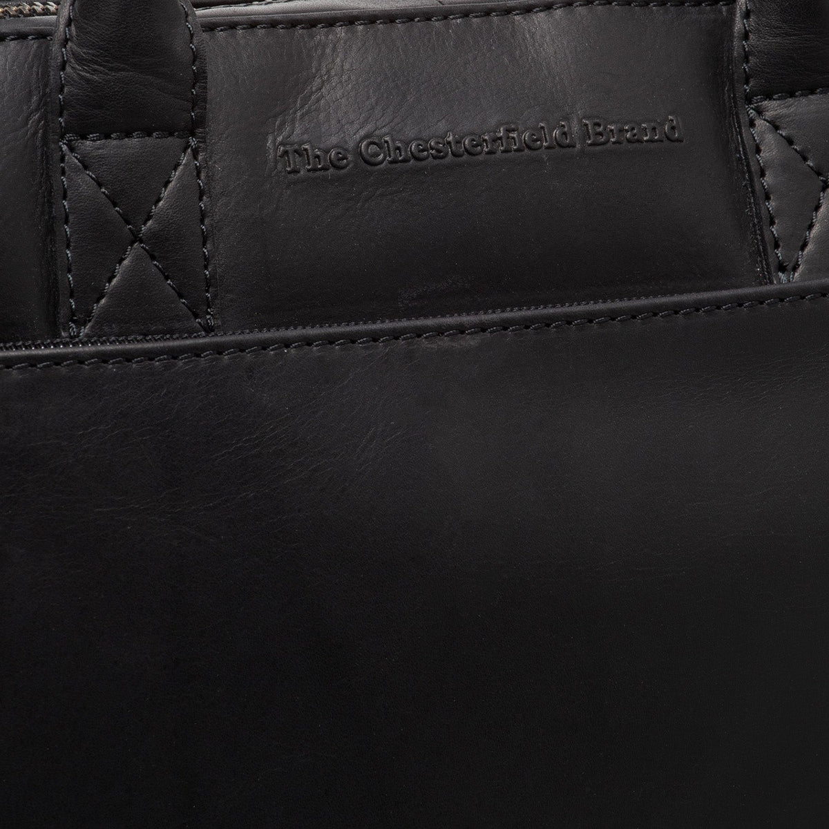 
Solid Antique Brass Hardware & Heavy-Duty Dual Zipper Detail on Tilbury Шкіряна сумка для ноутбука