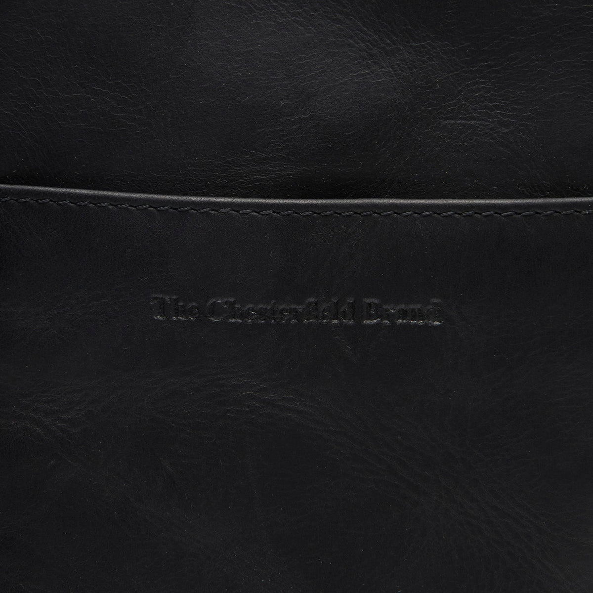 
Крупний план деталей of Classic Collar & Heavy-Duty Zipper Hardware on Alesund Натуральна шкіра вищого гатунку Phone Bag