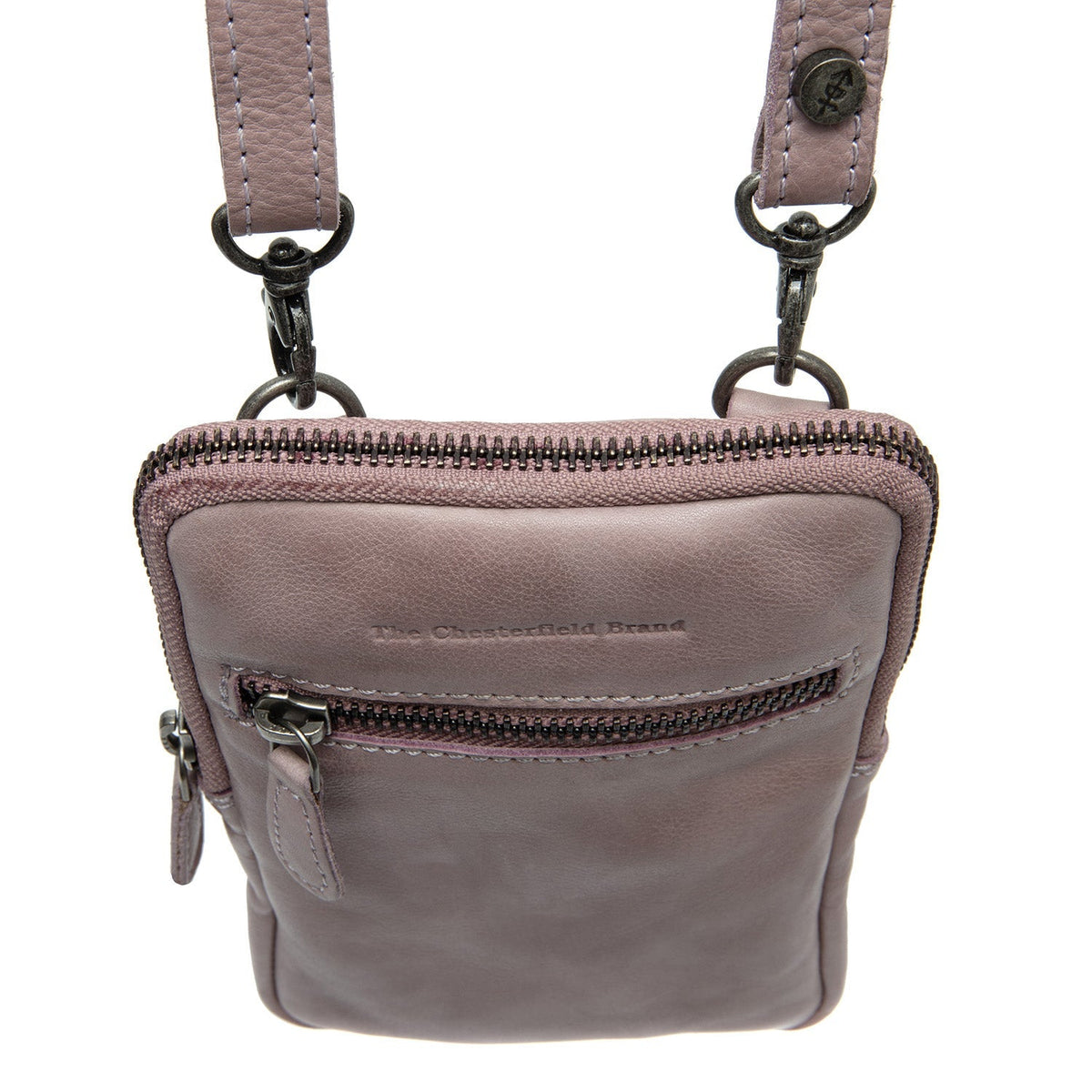 Крупний план деталей of Classic Collar & Heavy-Duty Zipper Hardware on Salta Full-Grain Leather Phone Bag
