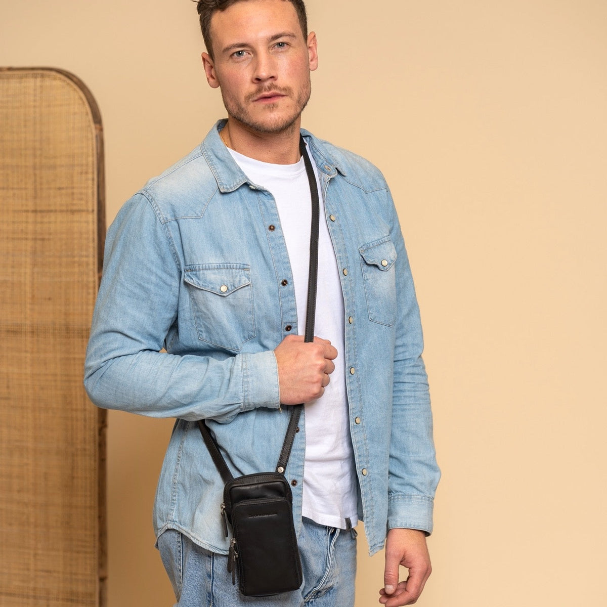 Valdes Full-Grain Leather Phone Bag - Вигляд збоку з ергономічним кроєм рукава