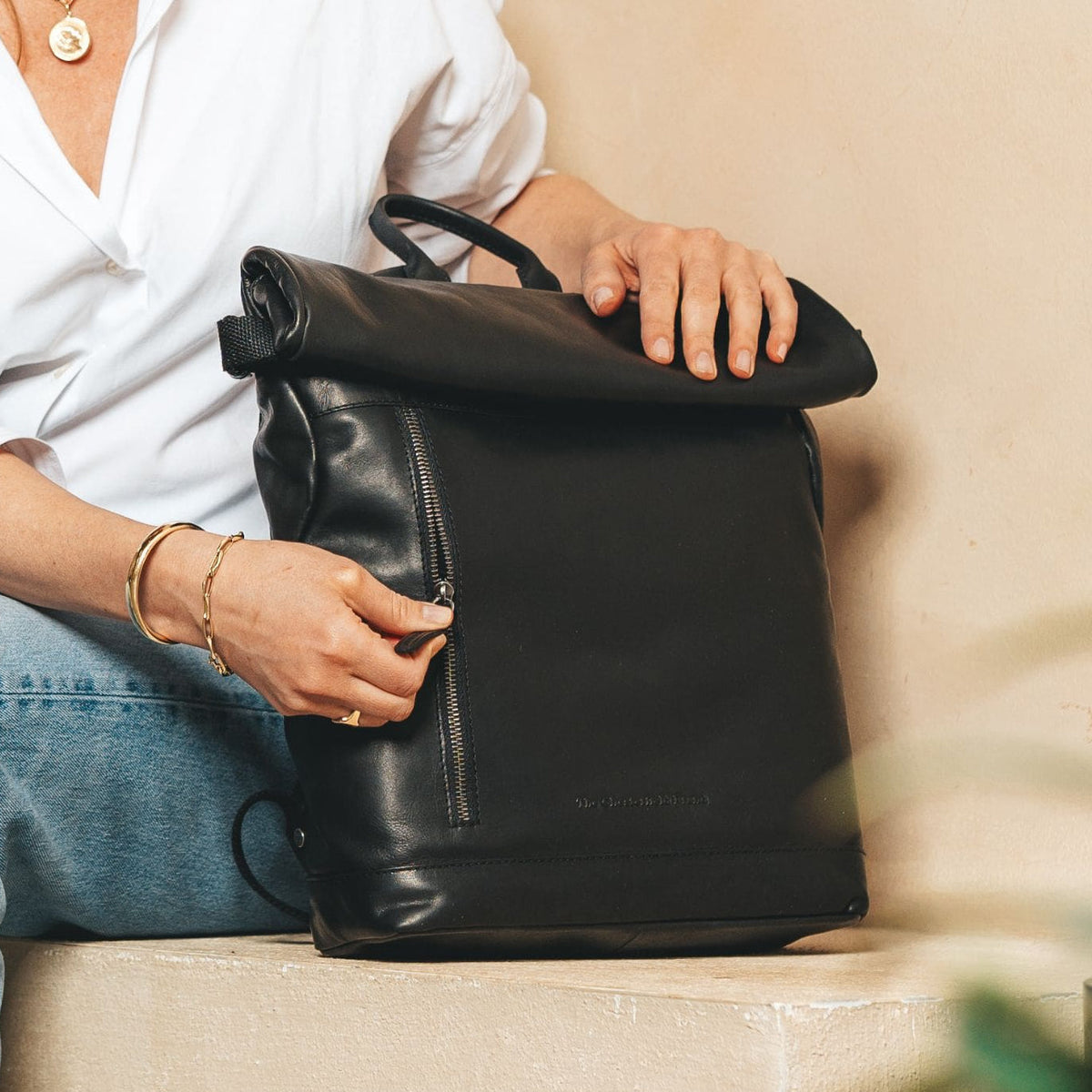 
Classic 100% Full-Grain leather Backpack - Вигляд ззаду з посиленими шкіряними ременями та прострочкою