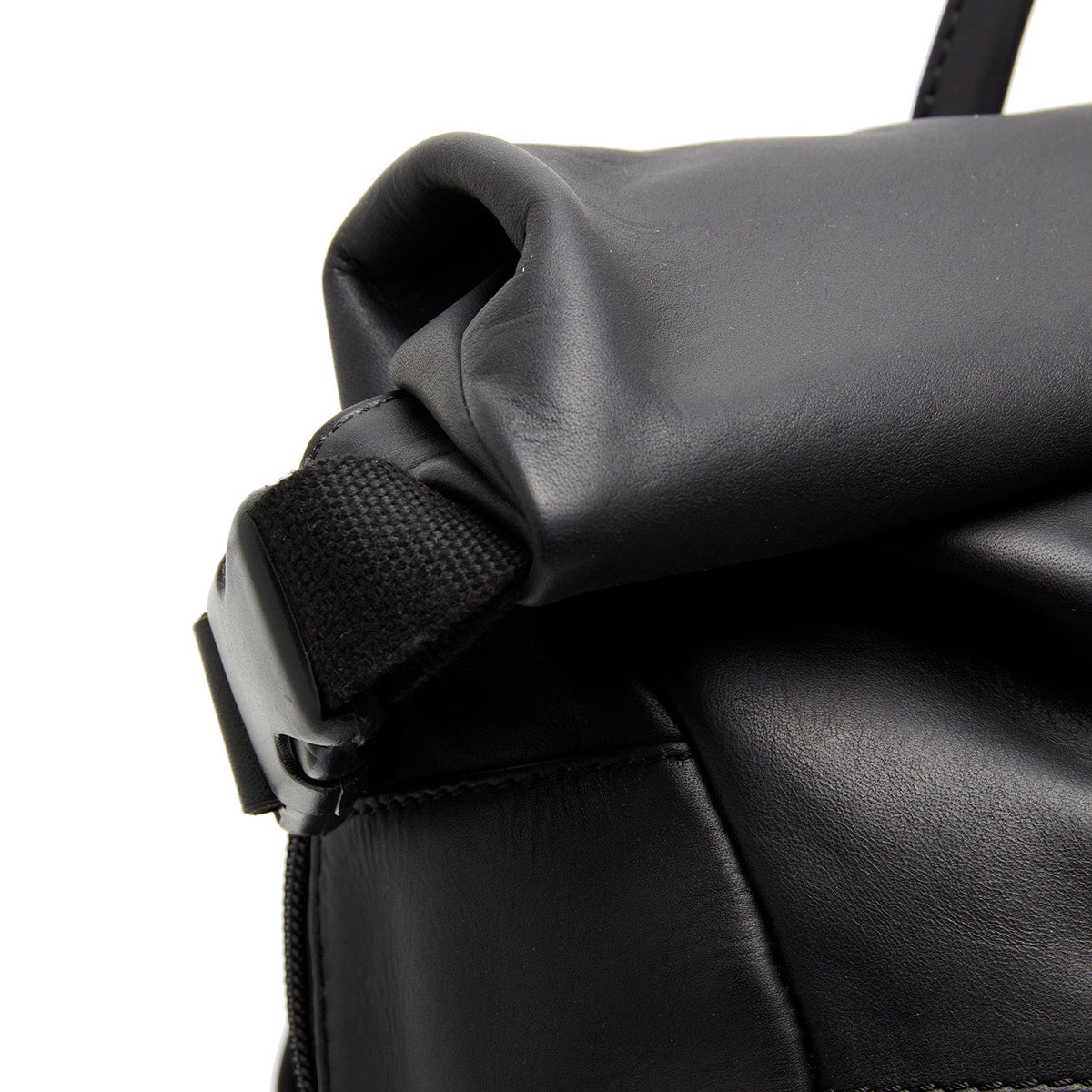 
Mazara Натуральна шкіра вищого гатунку Roll-top Backpack - Бічний профіль із глибиною складок та місткістю