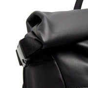 
Mazara Натуральна шкіра вищого гатунку Roll-top Backpack - Бічний профіль із глибиною складок та місткістю