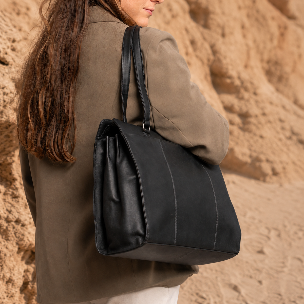 
Classic 100% Full-Grain leather Bag - Вигляд ззаду з посиленими шкіряними ременями та прострочкою