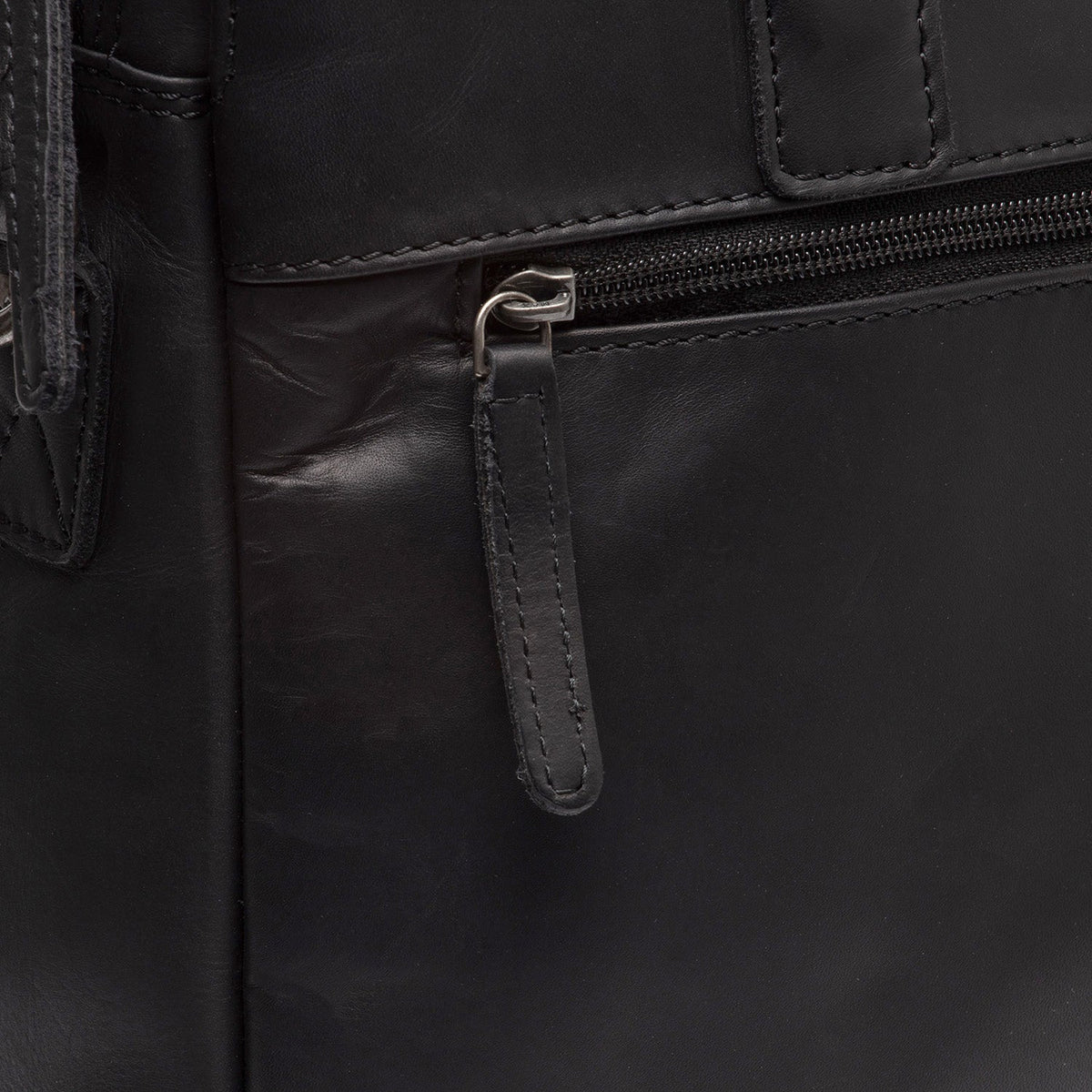 
Вигляд підкладки Showing Dedicated Padded Laptop Sleeve & Multi-Compartment Organization