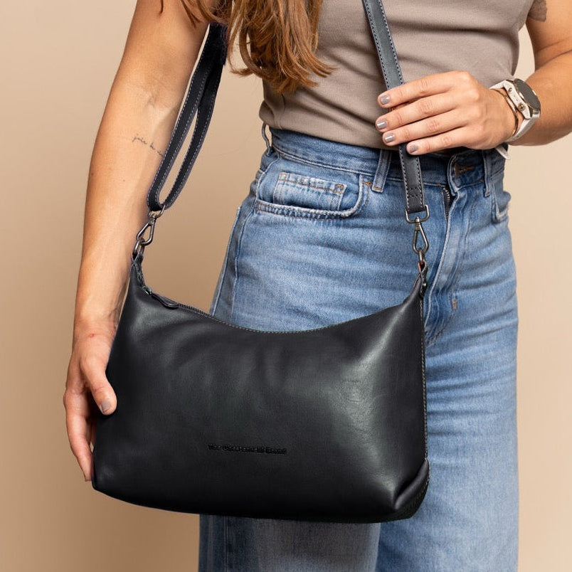 Skara Full-Grain Leather Shoulder Bag жіноча