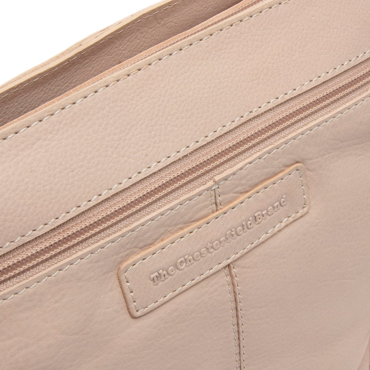 
Solid Antique Brass Hardware & Heavy-Duty Dual Zipper Detail on Zarita Шкіряна сумка на плече