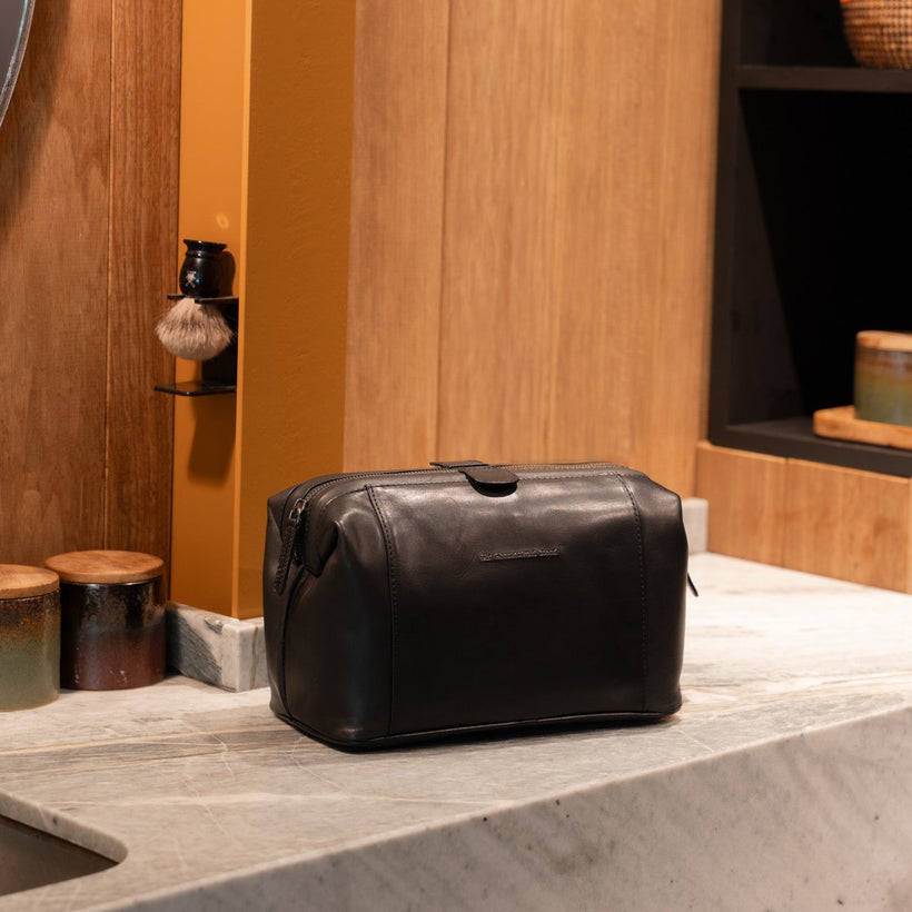 Biassa Full-Grain Leather Toiletry Bag жіноча