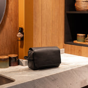 
Classic 100% Full-Grain leather Goods - Вигляд ззаду з ідеальною посадкою по плечах та рівним подолом