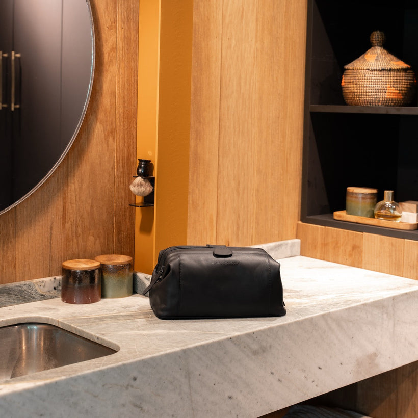 Vince Full-Grain Leather Toiletry Bag жіноча
