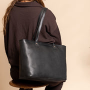 
Tan 100% Full-Grain leather Bag - Вигляд ззаду з посиленими шкіряними ременями та прострочкою