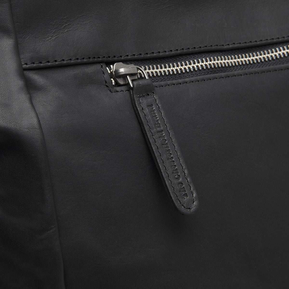 
Solid Antique Brass Hardware & Heavy-Duty Dual Zipper Detail on Berlin Шкіряна сумка-тоут