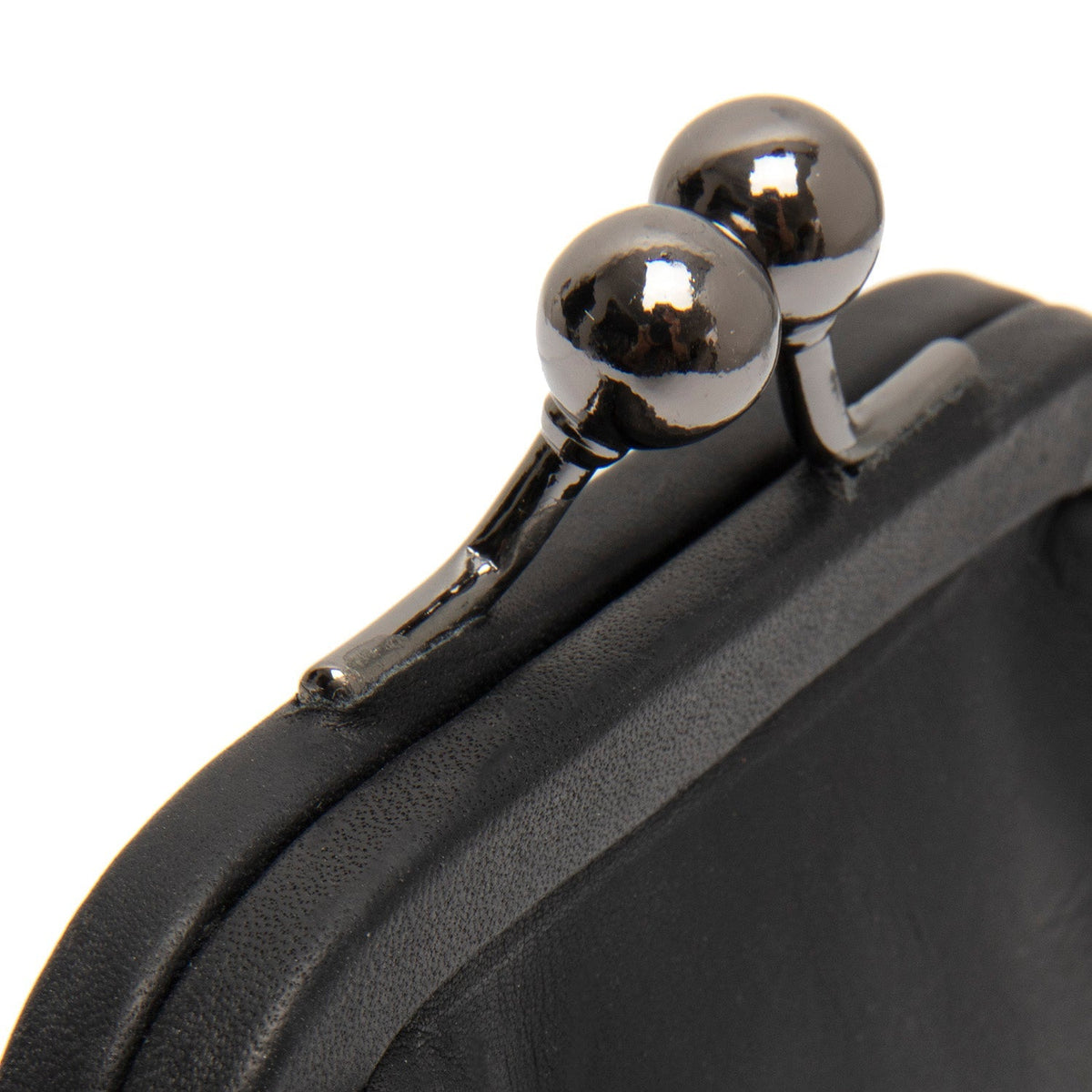 
Solid Antique Brass Hardware & Heavy-Duty Dual Zipper Detail on Calvia Шкіряний гаманець