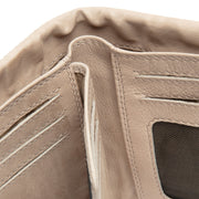 
Solid Antique Brass Hardware & Heavy-Duty Dual Zipper Detail on Mavona Шкіряний гаманець