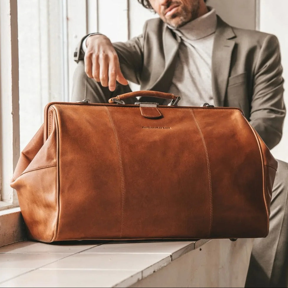 
Classic 100% Full-Grain Leather Duffle Bag - Вигляд ззаду з посиленими шкіряними ременями та прострочкою