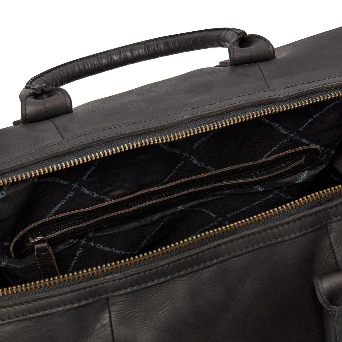 
Solid Antique Brass Hardware & Heavy-Duty Dual Zipper Detail on Portsmouth Шкіряна дорожня сумка