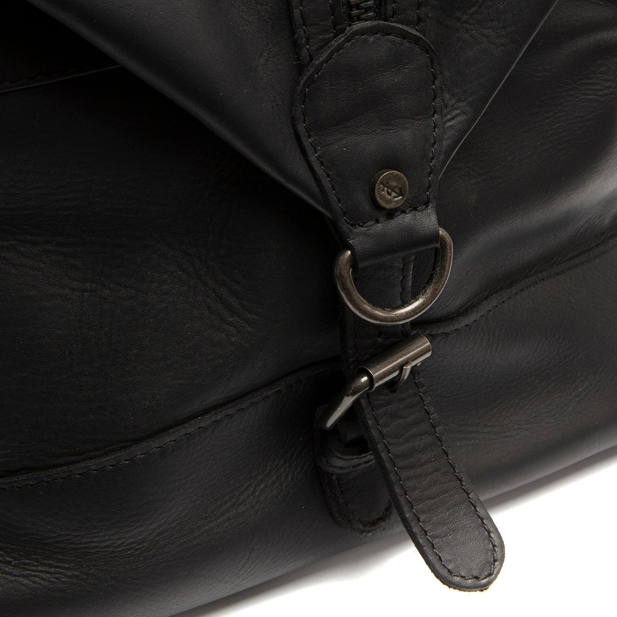 
Solid Antique Brass Hardware & Heavy-Duty Dual Zipper Detail on Portsmouth II Шкіряна дорожня сумка