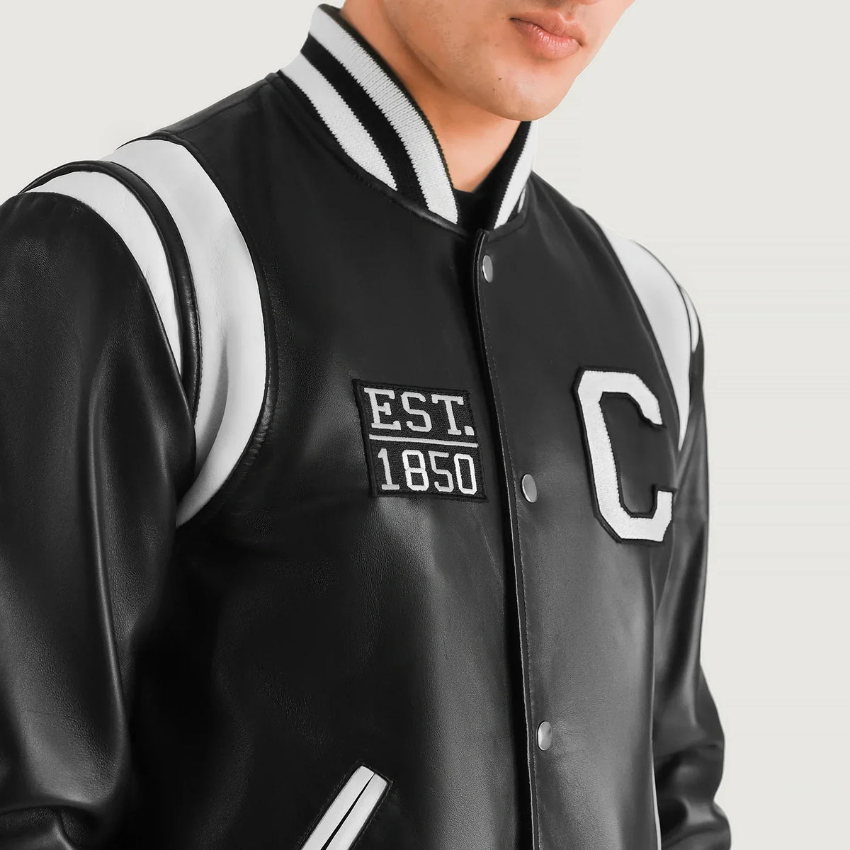 
Крупний план деталей of Varsity & Snap Button Hardware on Liberte California Чорний Leather Varsity Шкіряна куртка для Чоловіків