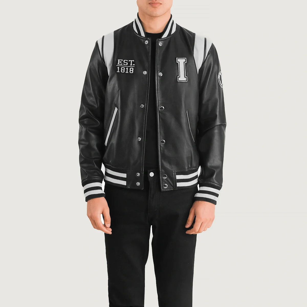 
Liberte Illinois Чорний Leather Varsity Шкіряна куртка для Чоловіків in Black & White Sheepskin Leather - Вигляд спереду та приталений силует | Купити в офіційному онлайн-магазині