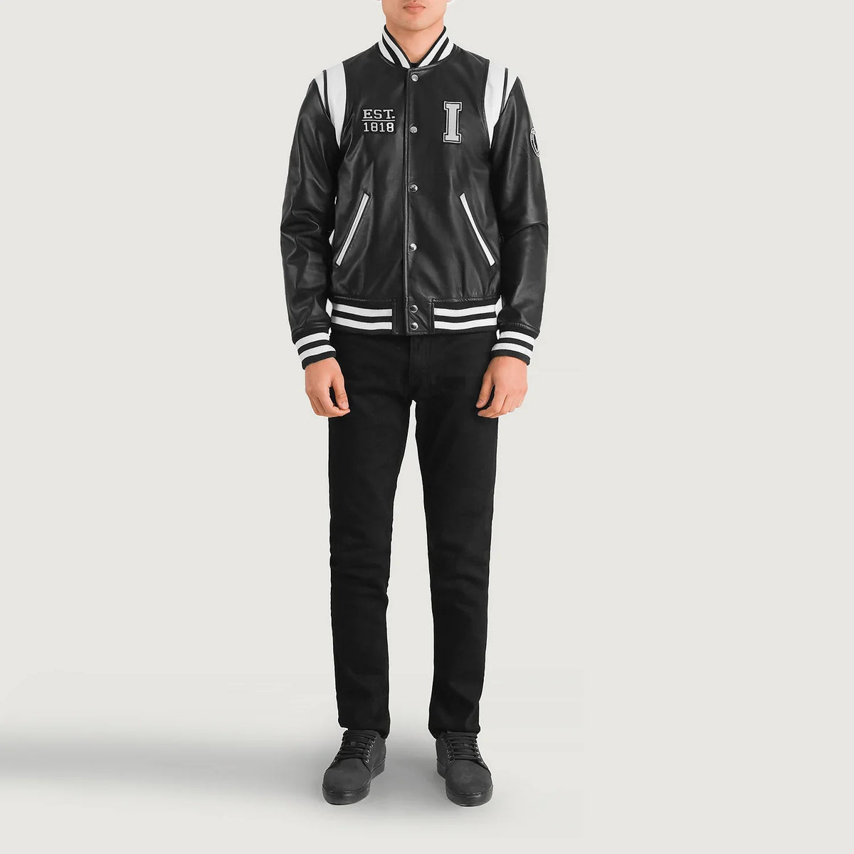 
Liberte Illinois Чорний Leather Varsity Шкіряна куртка для Чоловіків - Вигляд збоку з ергономічним кроєм рукава