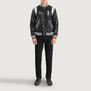 
Liberte Illinois Чорний Leather Varsity Шкіряна куртка для Чоловіків - Вигляд збоку з ергономічним кроєм рукава