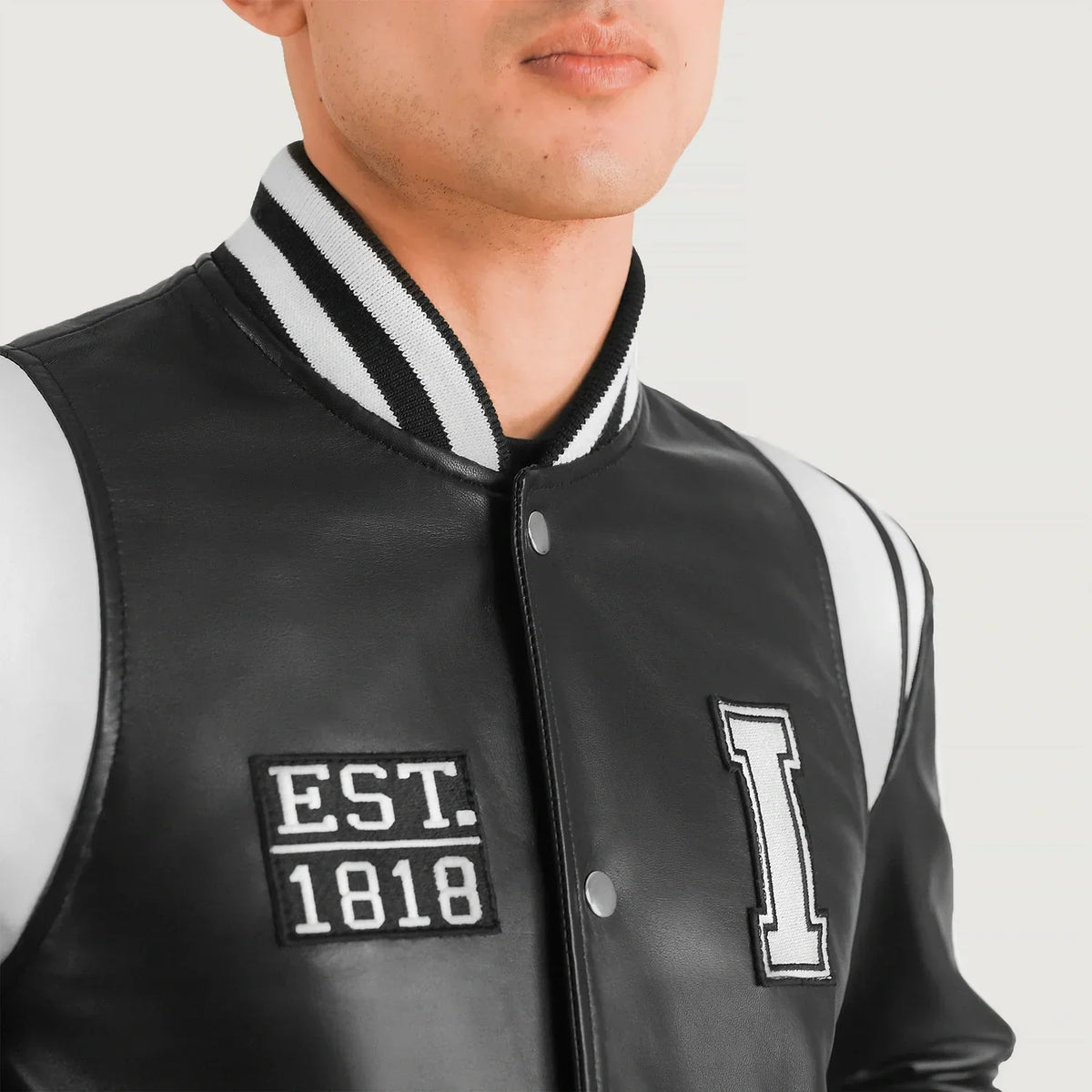 
Крупний план деталей of Varsity & Snap Button Hardware on Liberte Illinois Чорний Leather Varsity Шкіряна куртка для Чоловіків
