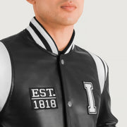 
Крупний план деталей of Varsity & Snap Button Hardware on Liberte Illinois Чорний Leather Varsity Шкіряна куртка для Чоловіків