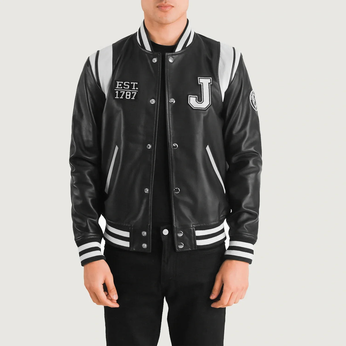 
Liberte New Jersey Чорний Leather Varsity Шкіряна куртка для Чоловіків in Black & White Sheepskin Leather - Вигляд спереду та приталений силует | Купити в офіційному онлайн-магазині