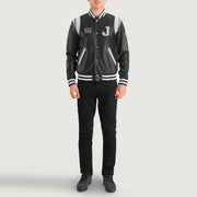 
Liberte New Jersey Чорний Leather Varsity Шкіряна куртка для Чоловіків - Вигляд збоку з ергономічним кроєм рукава