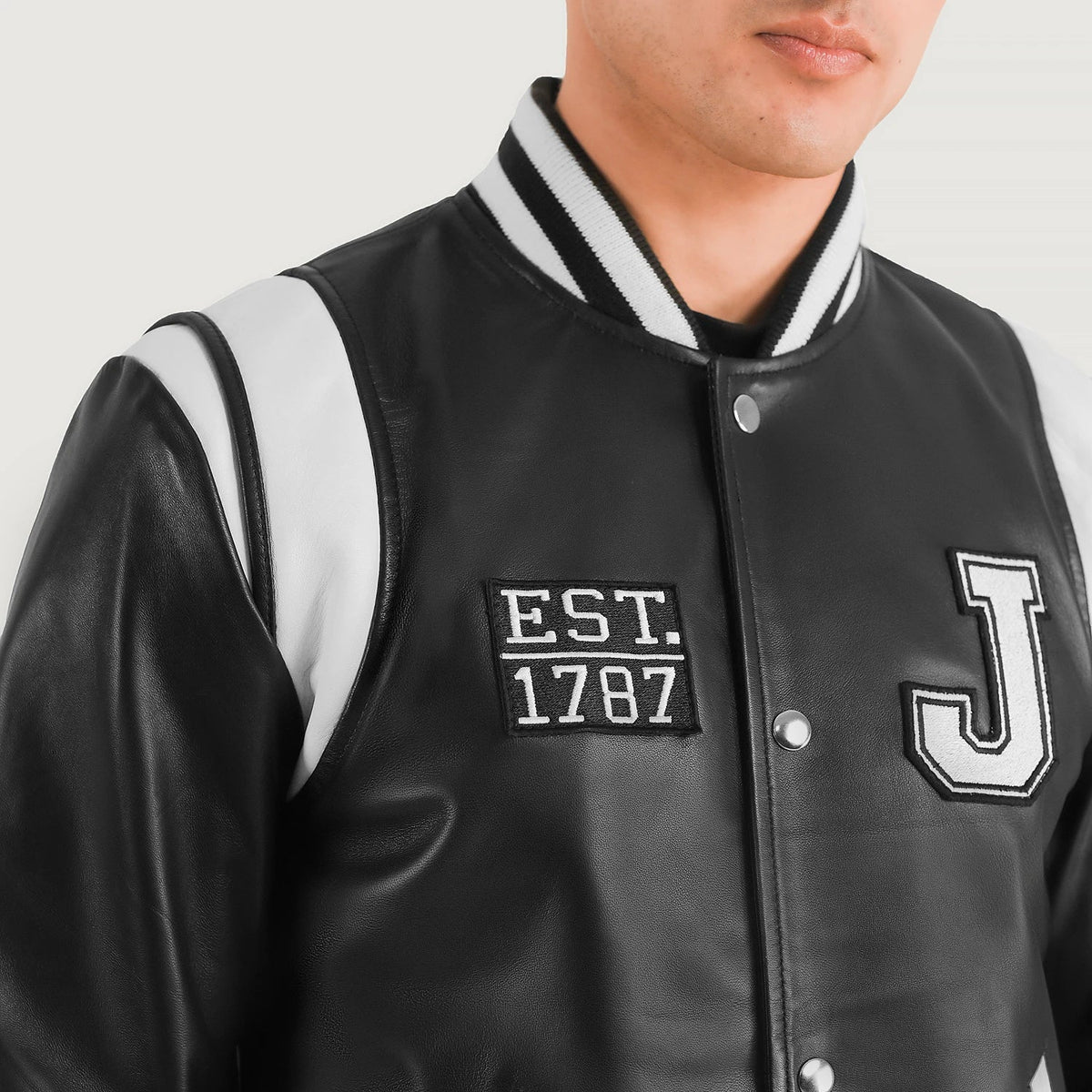 
Крупний план деталей of Varsity & Snap Button Hardware on Liberte New Jersey Чорний Leather Varsity Шкіряна куртка для Чоловіків