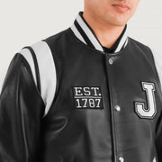 
Крупний план деталей of Varsity & Snap Button Hardware on Liberte New Jersey Чорний Leather Varsity Шкіряна куртка для Чоловіків