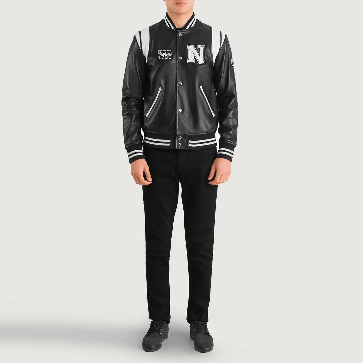 
Liberte New York Чорний Leather Varsity Шкіряна куртка для Чоловіків - Вигляд збоку з ергономічним кроєм рукава