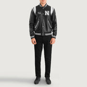 
Liberte New York Чорний Leather Varsity Шкіряна куртка для Чоловіків - Вигляд збоку з ергономічним кроєм рукава
